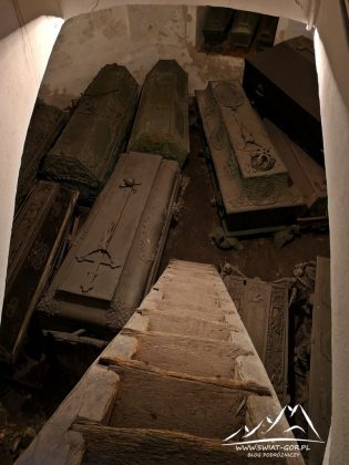 Trumny z ciałami członków rodu