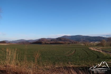 Przed nami Przedgórze Paczkowskie - z lewej Borovy Vrch i z prawej Bozi Hora, a w tle Góry Złote.