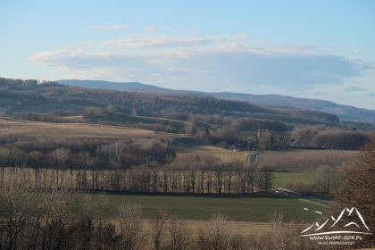 W centrum Borówkowa Góra (900 m.n.p.m.), a z prawej Skalni Vrch (867 m.n.p.m.).