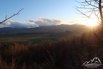 Zachód słońca w górach.