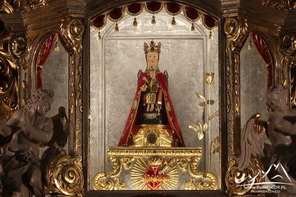 Cudowna figurka Matki Boskiej.