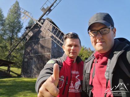 Przy wiatraku z Tomkiem.
