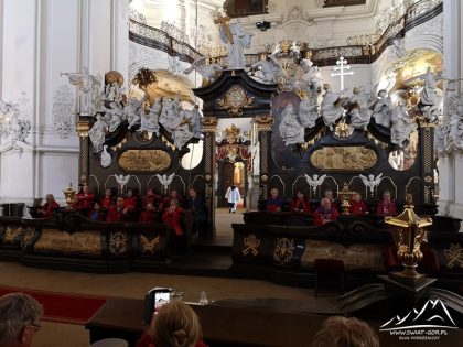 A przewodnicy w zabytkowych stallach.