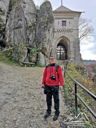 Za mną brama wejściowa na teren zamku