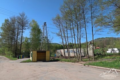 Zatoczka autobusowa, z prawej w tle Ptasznik (719 m.n.p.m.).