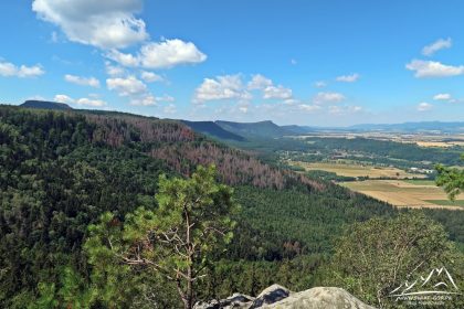 Dobrze widoczny Próg Radkowa, z lewej Szczeliniec, głębiej Koruna.