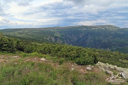 Widoeczne schronisko Labska Bouda, a dalej Łabski Szczyt (1472 m.n.p.m.), Radiowo-telewizyjny Ośrodek Nadawczy Śnieżne Kotły, Wielki Szyszak (1509 m.n.p.m.).