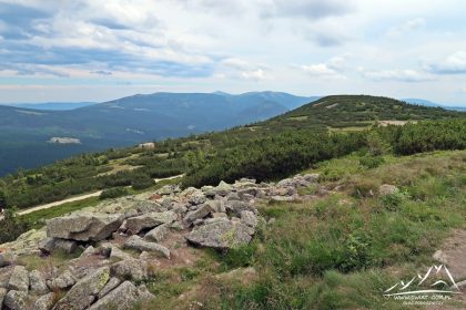 Widoczne: Przełęcz Karkonoską ze schroniskiem Odrodzenie, a dalej: Mały Szyszak (1440 m.n.p.m.), Smogornia (1489 m.n.p.m.), Śnieżka (1603 m.n.p.m.), schronisko Loucni Bouda, Studnicni Horę (1554 m.n.p.m.) oraz Lucni Horę (1555 m.n.p.m.).