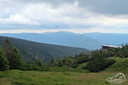 Labska Bodua na tle Karkonoszy.