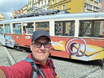 Słynny tramwaj na jeleniogórskim rynku.