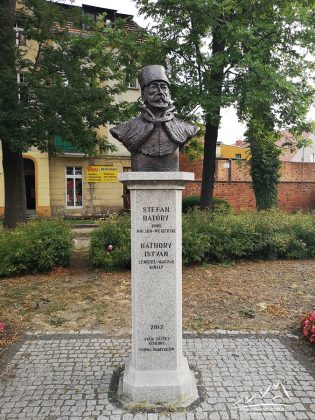 Namysłów - pomnik Stefana Batorego.