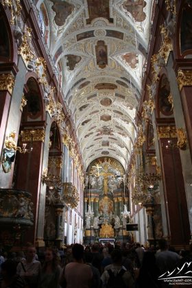 Wnętrze Bazyliki Znalezienia Krzyża Świętego i Narodzenia Najświętszej Maryi Panny