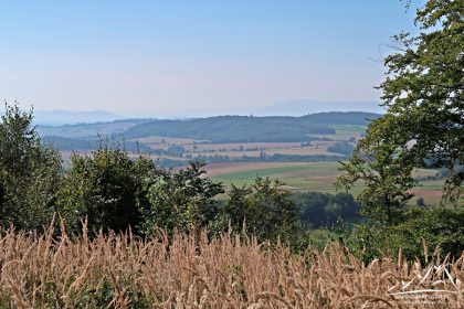 Z lewej pasmo Krowiarek, a z prawej Góry Bystrzyckie i Jagodna.