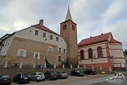 Wieża Rycerska, z prawej Muzeum Filumenistyczne.