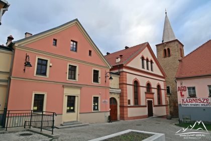 Muzeum Filumenistyczne, a dalej Wieża Rycerska.