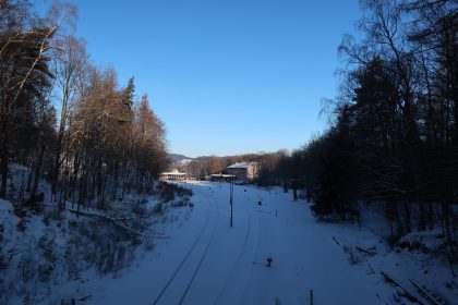 Przechodzimy nad linią kolejową.