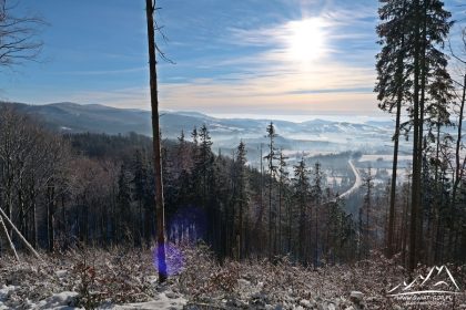 Pojawia się widok na Góry Sowie.