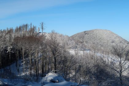 Z lewej widoczny Jałowiec (751 m n.p.m.).