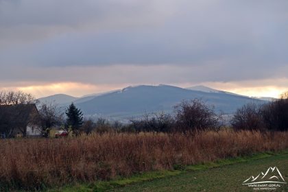 Widok na Kremenac, z prawej w tle Sokoli Vrch.