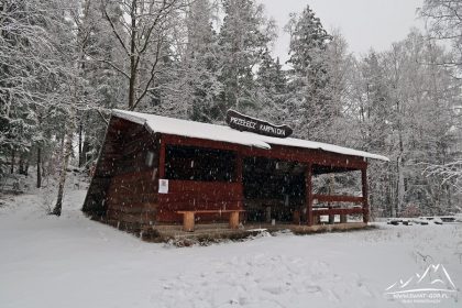 Wiata na Przełęczy Karpnickiej.