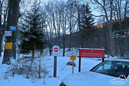 Mały parking przy tabliczce parkowej.