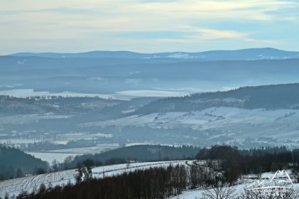 Widok z stronę Velkej Destnej (z lewej), Zieleńca centralnie i Orlicy (z prawej).