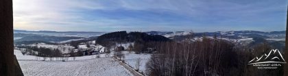 Panorama - od lewej Góry Stołowe, centralnie Wzgórza Włodzickie, w dali Karkonosze, Góry Kamienne i Wałbrzyskie, z prawej Góry Sowie.