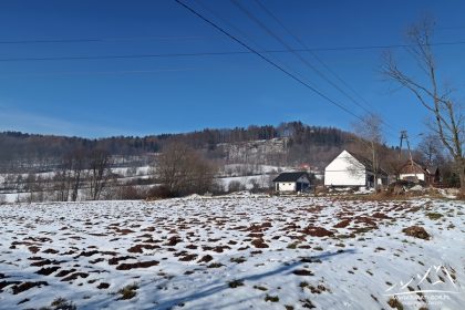 Widoczny już Kościelec (615 m.n.p.m.).