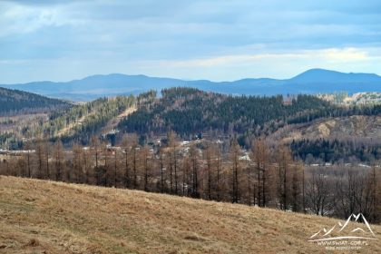 Zbliżenie - z lewej Trójgarb, z prawej Chełmiec.