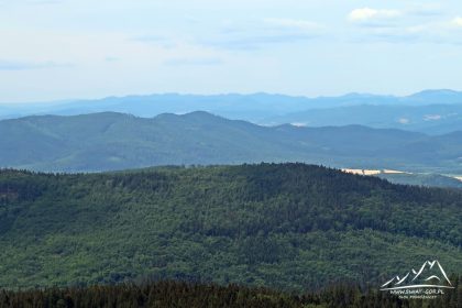 Borówkowa Góra - Panorama na Góry Wałbrzyskie i Kamienne w tle, a bliżej Góry Bardzkie z wieżą na Kłodzkiej Górze.