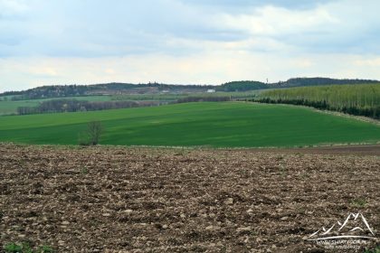 Trupina - w oddali kopalnia szarogłazu w Dębowcu.