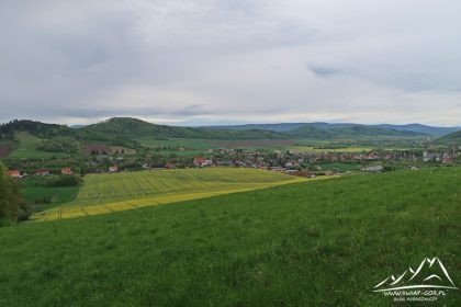 W dole Romanowo, a na ostatnim planie Góry Bystrzyckie.