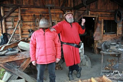 Robert Pawłowski w ciekawy sposób oprowadza po osadzie.