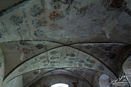 Kaplica z zabytkowymi herbami.