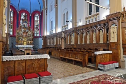 Drewniane stalle w kościele.