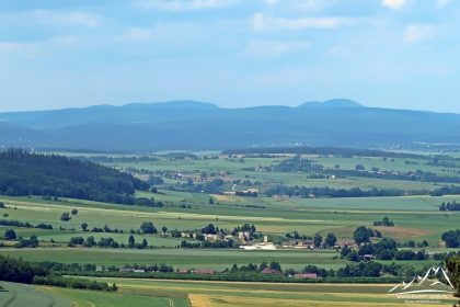 Sędzisz - zbliżenie na Góry Stołowe.