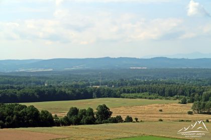 Czartowska Skała - widoczny grzbiet wschodni Gór Kaczawskich.