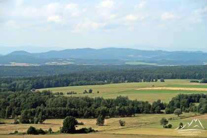 Czartowska Skała - widoczny grzbiet południowy Gór Kaczawskich.