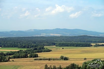 Czartowska Skała - widoczny grzbiet północny Gór Kaczawskich.