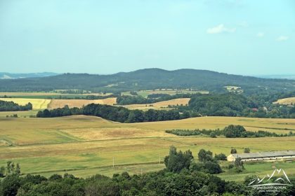 Czartowska Skała - środkowa część Pogórza Kaczawskiego z Zawodną.
