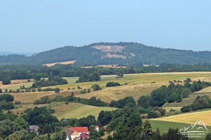 Czartowska Skała - widok na kamieniołom Krzeniów.