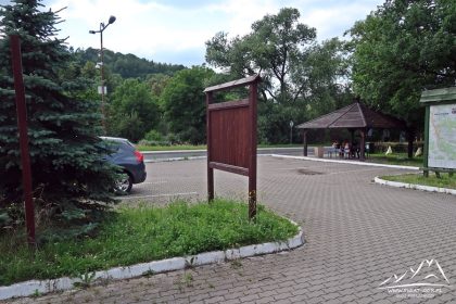 Parking w Wojcieszowie.