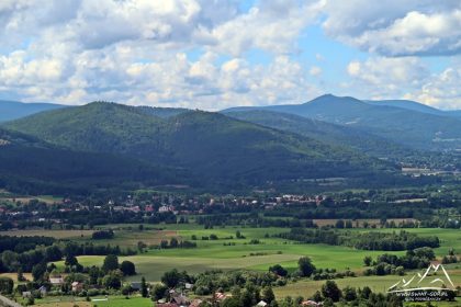 Grodna - na pierwszym planie Chojnik, w tle z prawej Wysoki Kamień.