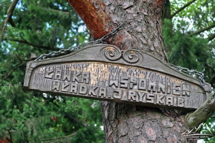 Tabliczka nad ławką.