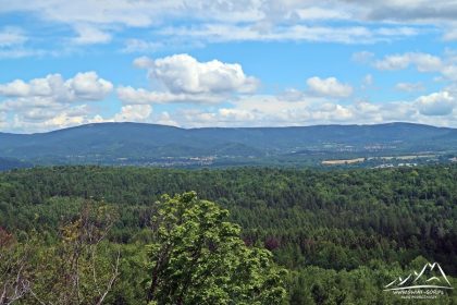 Grodna - widok na Rudawy Janowickie, z lewej Skalnik.