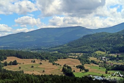 Grodna - widok Grzbiet Kowarski Karkonoszy - Skalny Stół i Czoło.