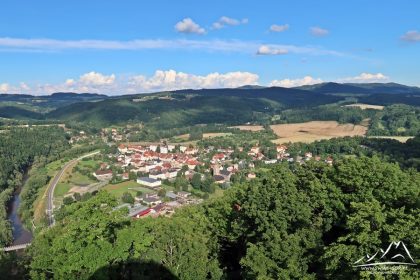 Góra Zamkowa - panorama na Wleń i Góry Kaczawskie.