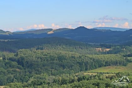 Góra Zamkowa - panorama na Grzbiet Mały Gór Kaczawskich, widać Stromiec.