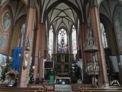 Wnętrze czerwonego kościoła.