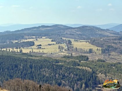 Widok na Rejvíz i Zlaty Chlum z Taborskich Skał